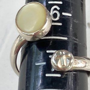 EP Mother of pearl gem in silver by-pass ring, "T" or a cross on the other node.
